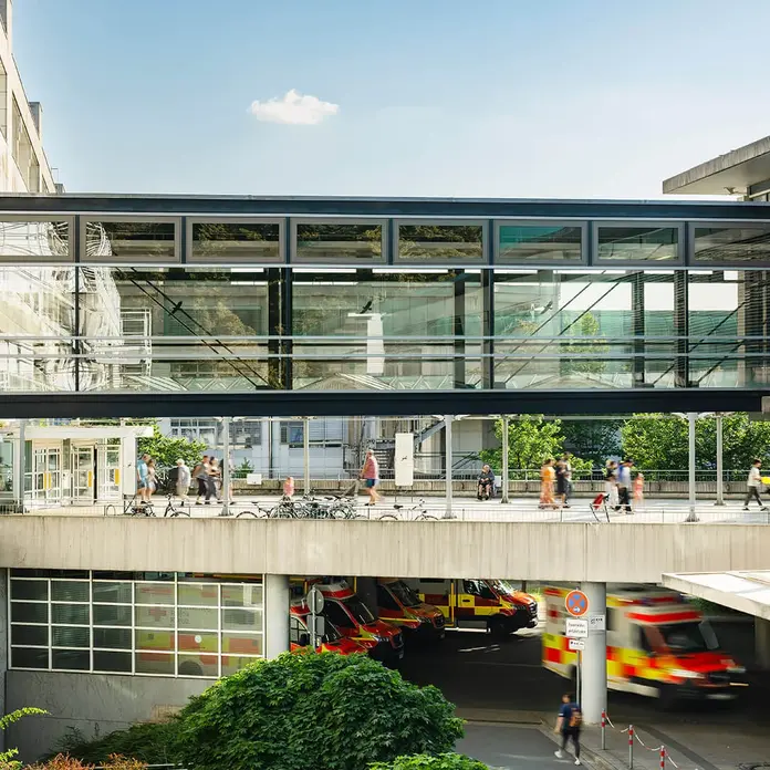 Klinikum Nürnberg Campus Süd, verglaster Übergang zum Herz-Gefäß-Zentrum. Unten sind Rettungswagen vor der Notaufnahme zu sehen.