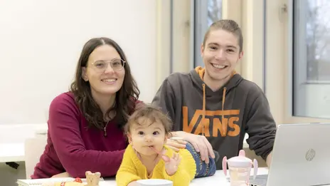 Sophia und Felix und ihr Sohn Juri lächeln in die Kamera