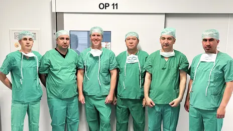 Gruppenbild mit Prof. Diener (Chefarzt) und den Gästen aus Turkmenistan.