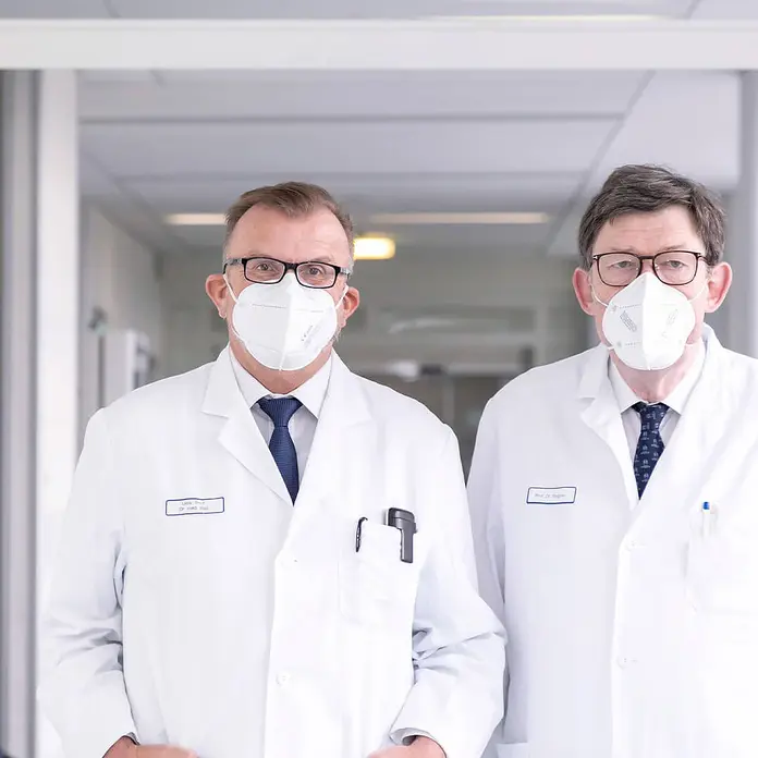 Das Foto zeigt ein Portrait von Prof. Dr. Hermann Josef Bail, Chefarzt, und Prof. Dr. Dr. Michael Wagner, Abteilungsleiter Orthopädie und Endoprothetik. 