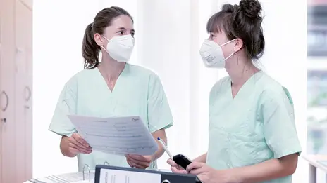 Zwei Mitarbeiterinnen der Apotheke besprechen die Ergebnisse der Studien. 