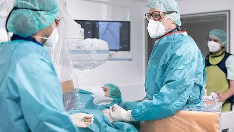 Das Operationsteam der Gefäßmedizin während eines Eingriffs. 