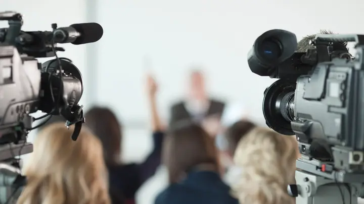 Kamerateams filmen Protagonisten des Klinikums während einer Pressekonferenz. 