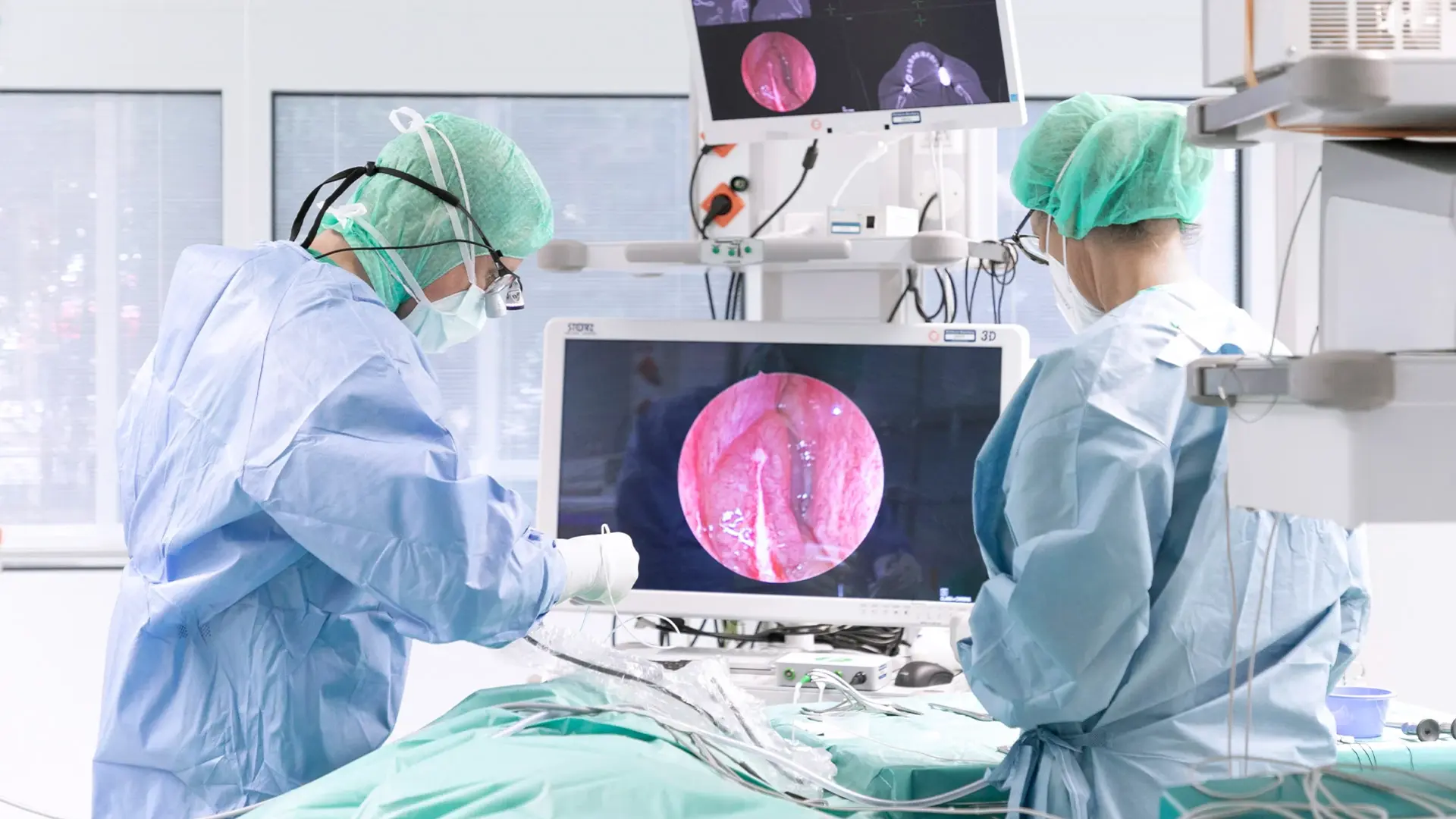 Das Bild zeigt zwei Ärzte während einer Operation.