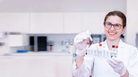 Frau Iulia Badila arbeitet im Labor.