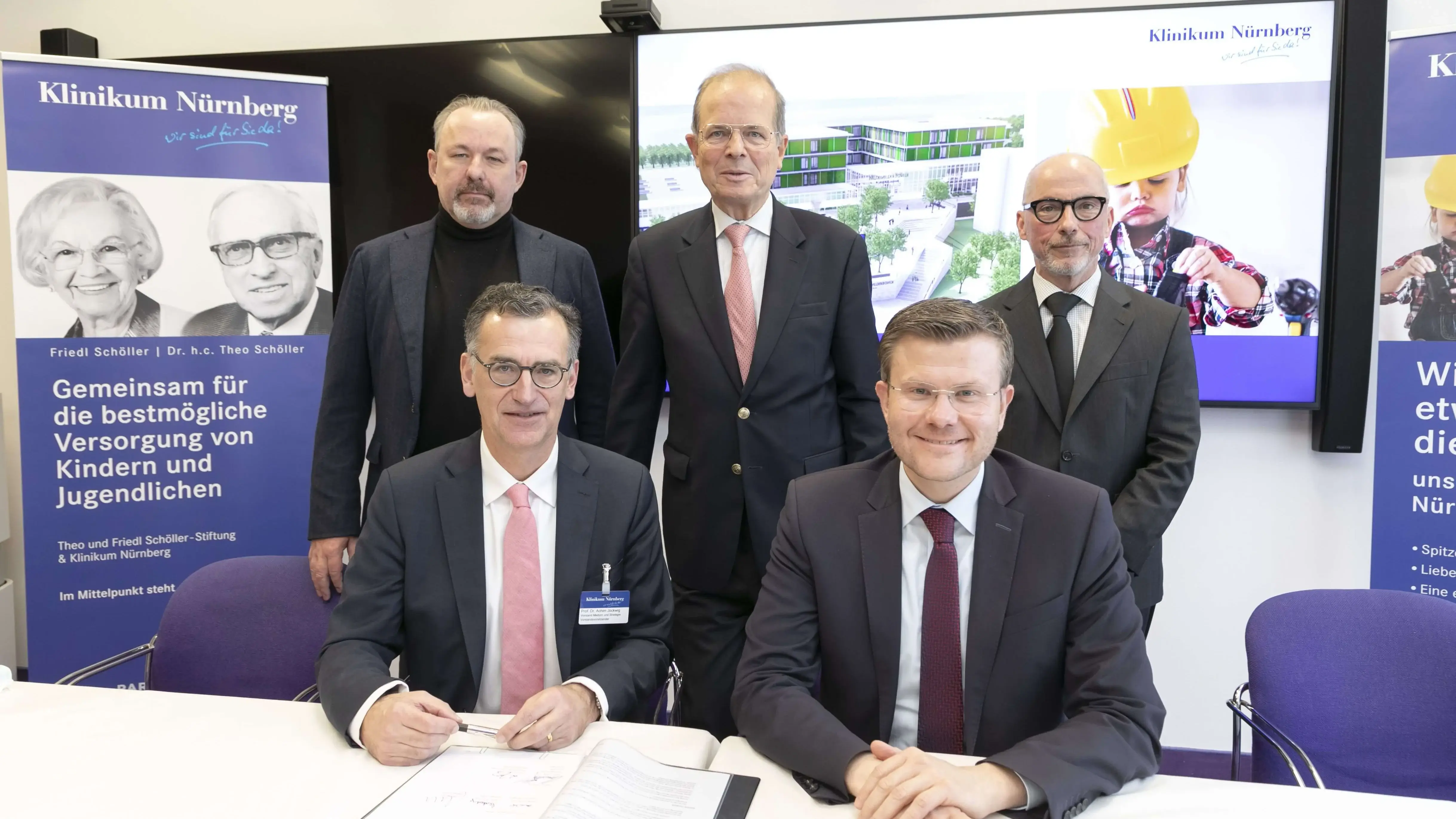 Ein Pressefoto der Kooperationsvertragsunterzeichnung.