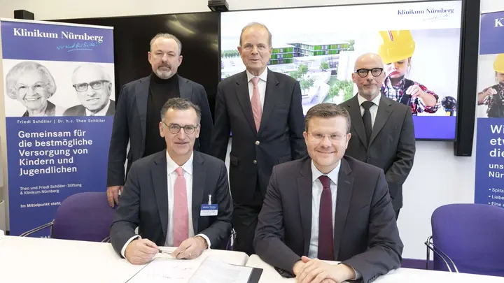 Ein Pressefoto der Kooperationsvertragsunterzeichnung.