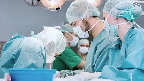 Ein Team der Allgemeinchirurgie arbeitet während eines Eingriffs Hand in Hand. 