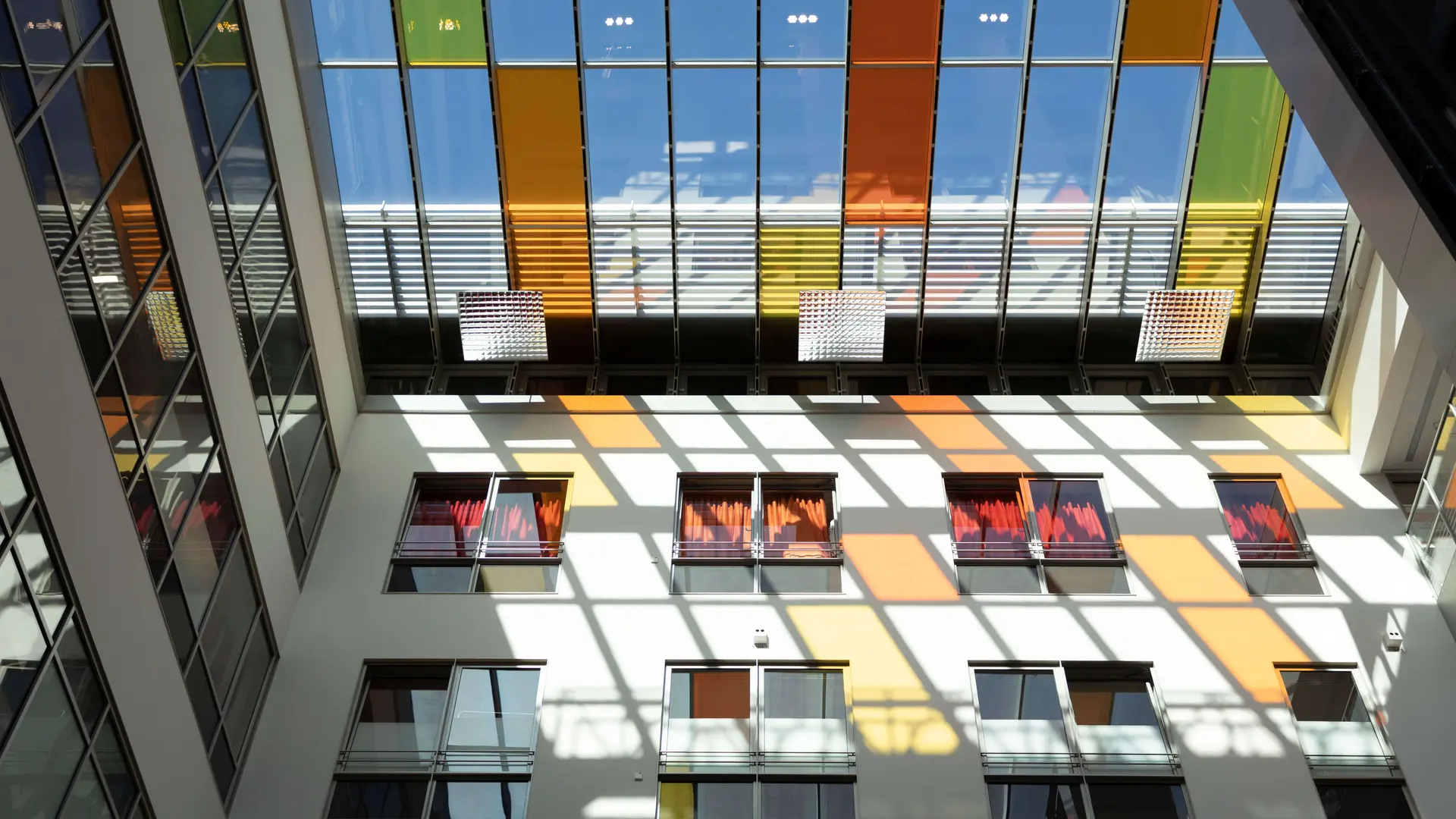 Klinikum Nürnberg Campus Nord, Foyer Haus 10. Blick auf die farbig verglaste Decke