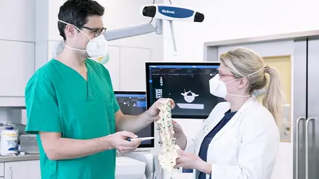 Dr. Matthias Nordmeyer, Funktionsoberarzt, und Dr. Jana Ulrich, Fachärztin, sind im Gespräch. 
