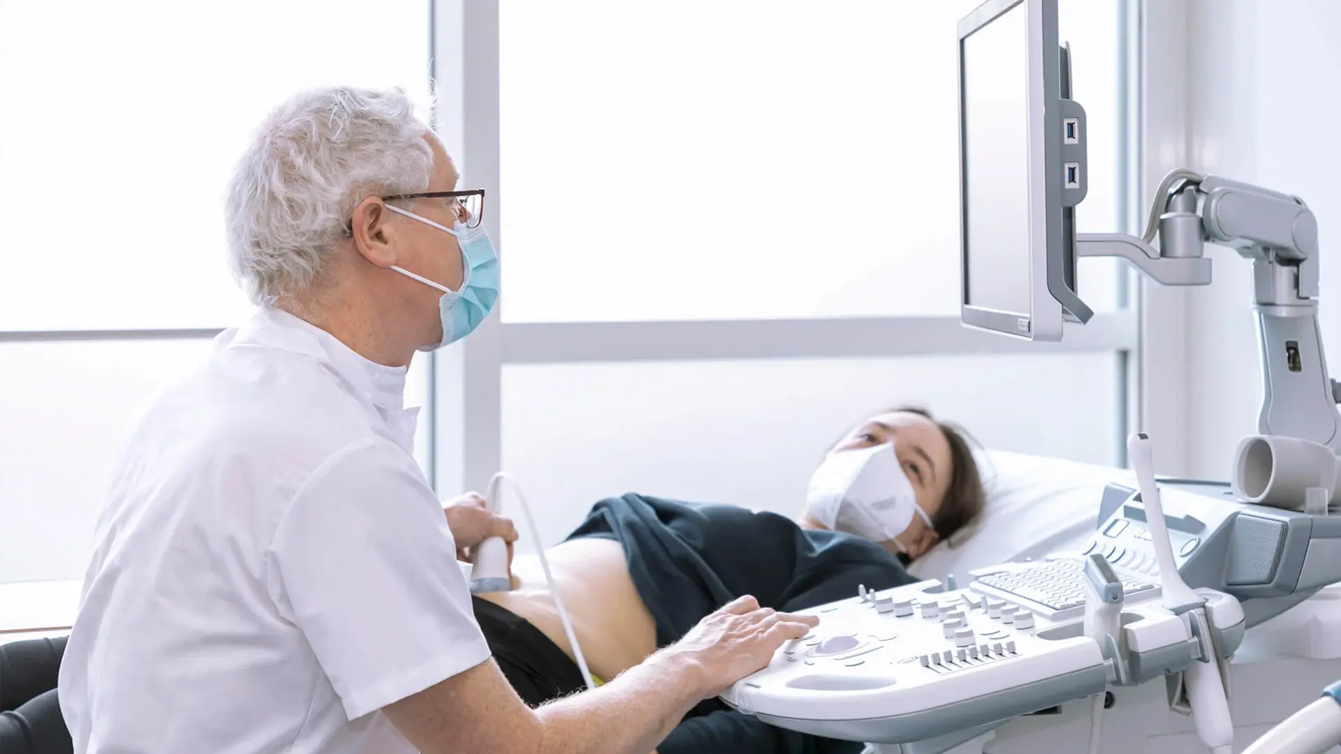 Ultraschall Untersuchung des Unterleibs einer jungen Frau
