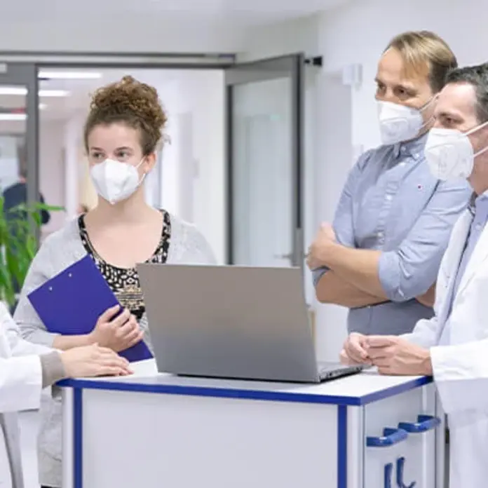Vier Mitarbeitende der Psychiatrie beraten sich.
