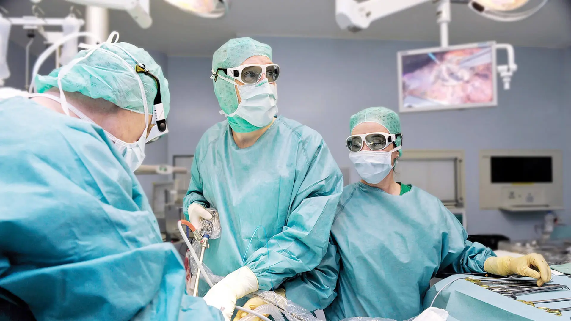 OP-Situation, Ärzte und Pflegekräfte tragen Laser-Brillen