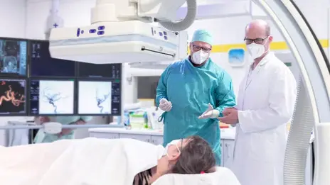Eine Patientin während einer Schlaganfall Behandlung.