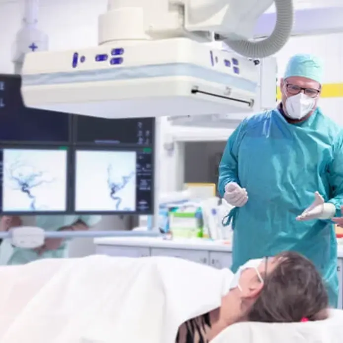 Eine Patientin während einer Schlaganfall Behandlung.