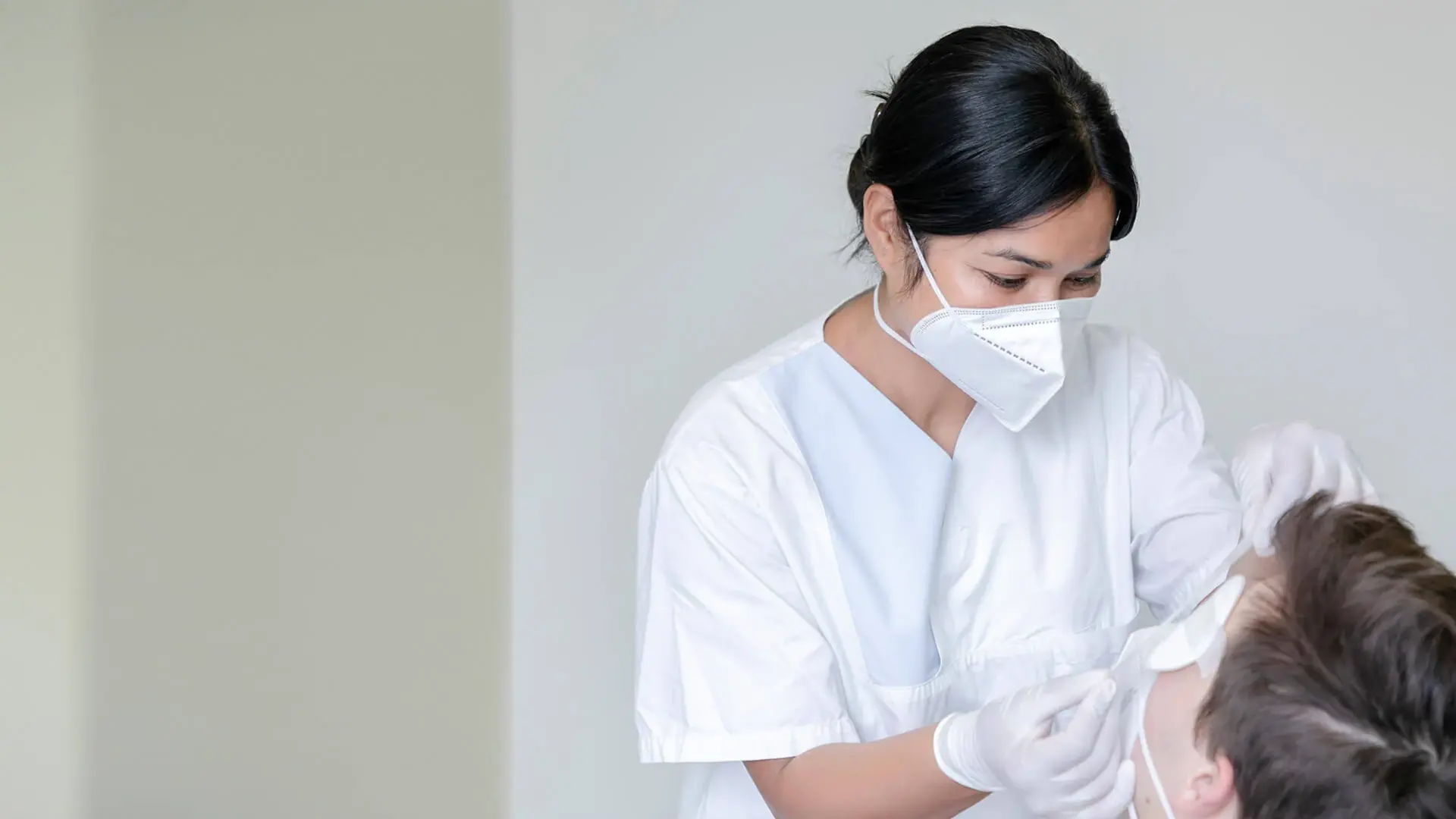 Patient erhält einen Augenverband