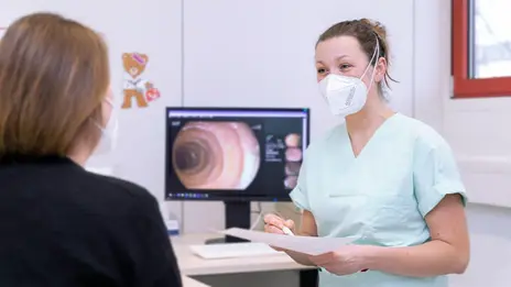 Eine Ärztin führt ein Gespräch mit dem Patienten