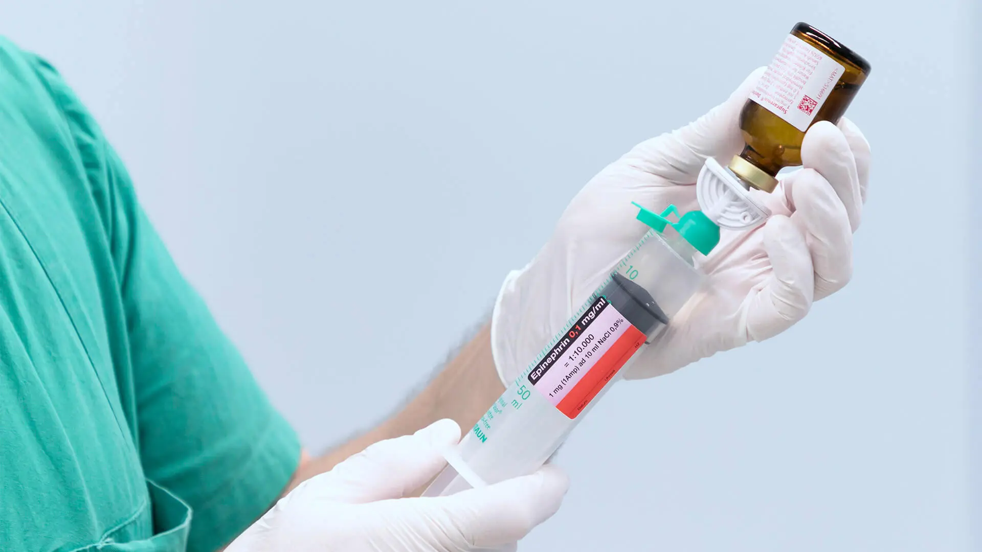 Ein Anästhesist zieht eine Spritze auf.