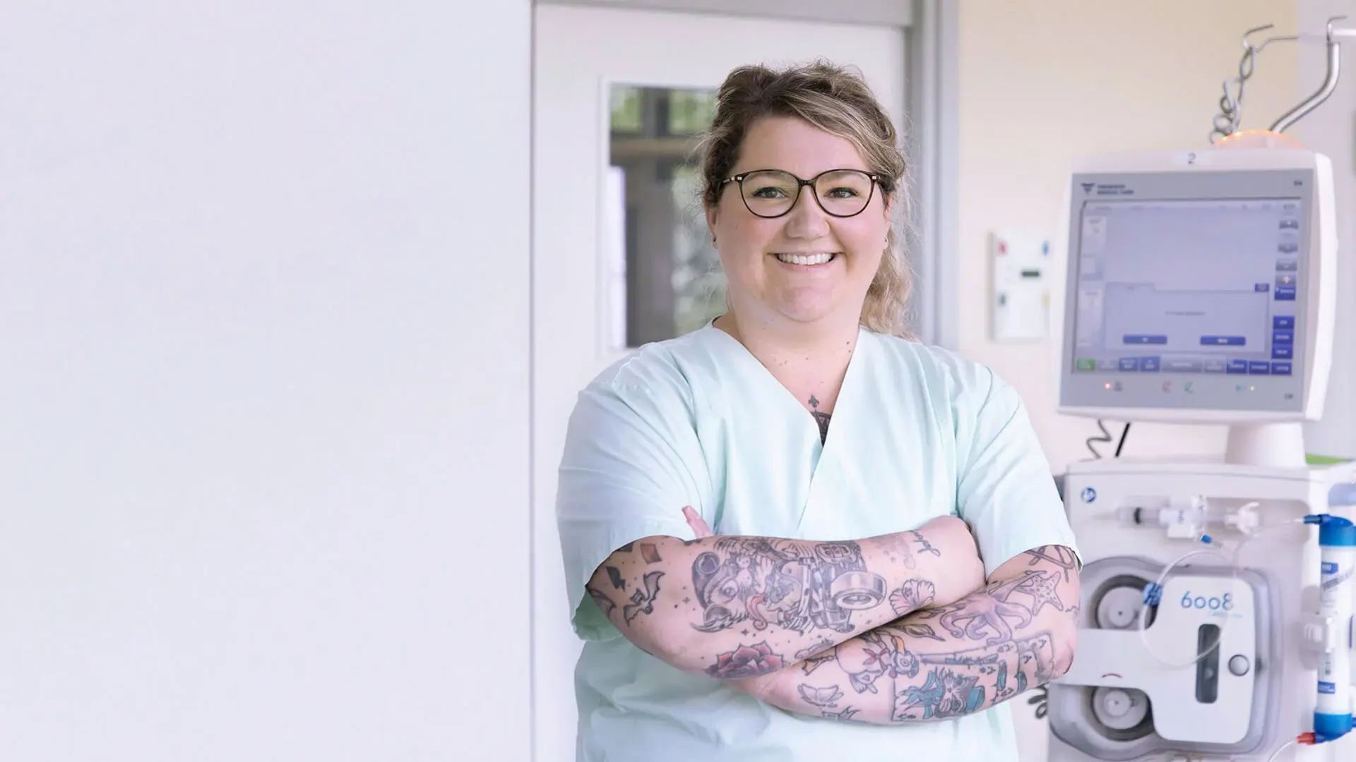 Das Portrait zeigt eine Mitarbeiterin der Nephrologie. Sie steht vor einem Monitor. 