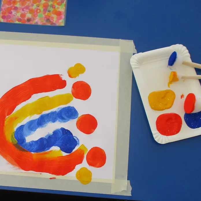 Bunt bemaltes Blatt Papier