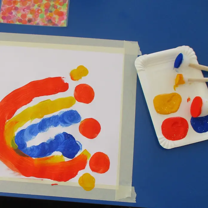 Bunt bemaltes Blatt Papier