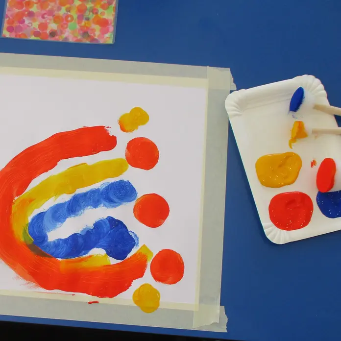 Bunt bemaltes Blatt Papier