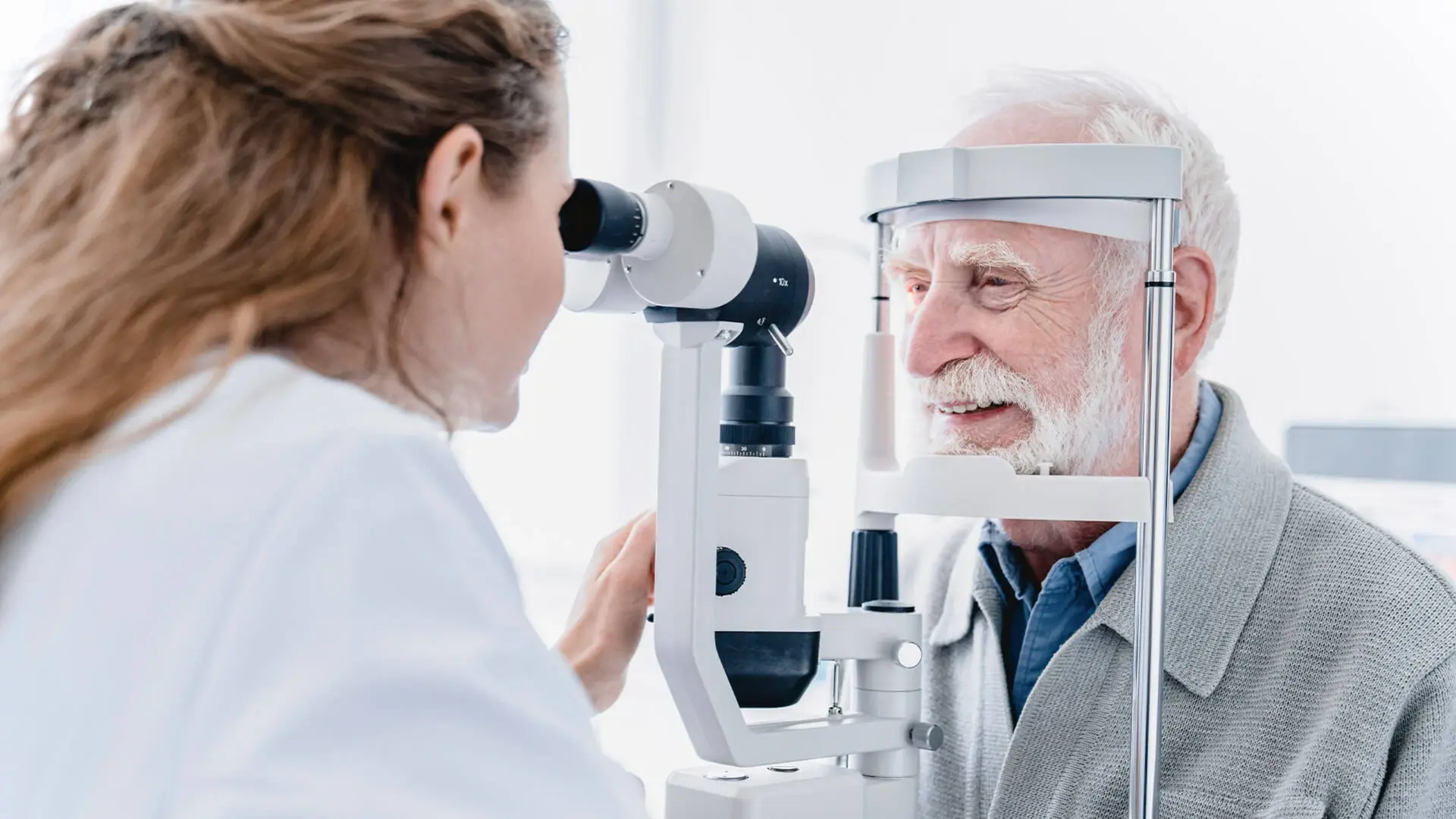 Zur Diagnose des Grünen Stars untersucht eine Mitarbeitende der Augenheilkunde das Auge eines Patienten. 