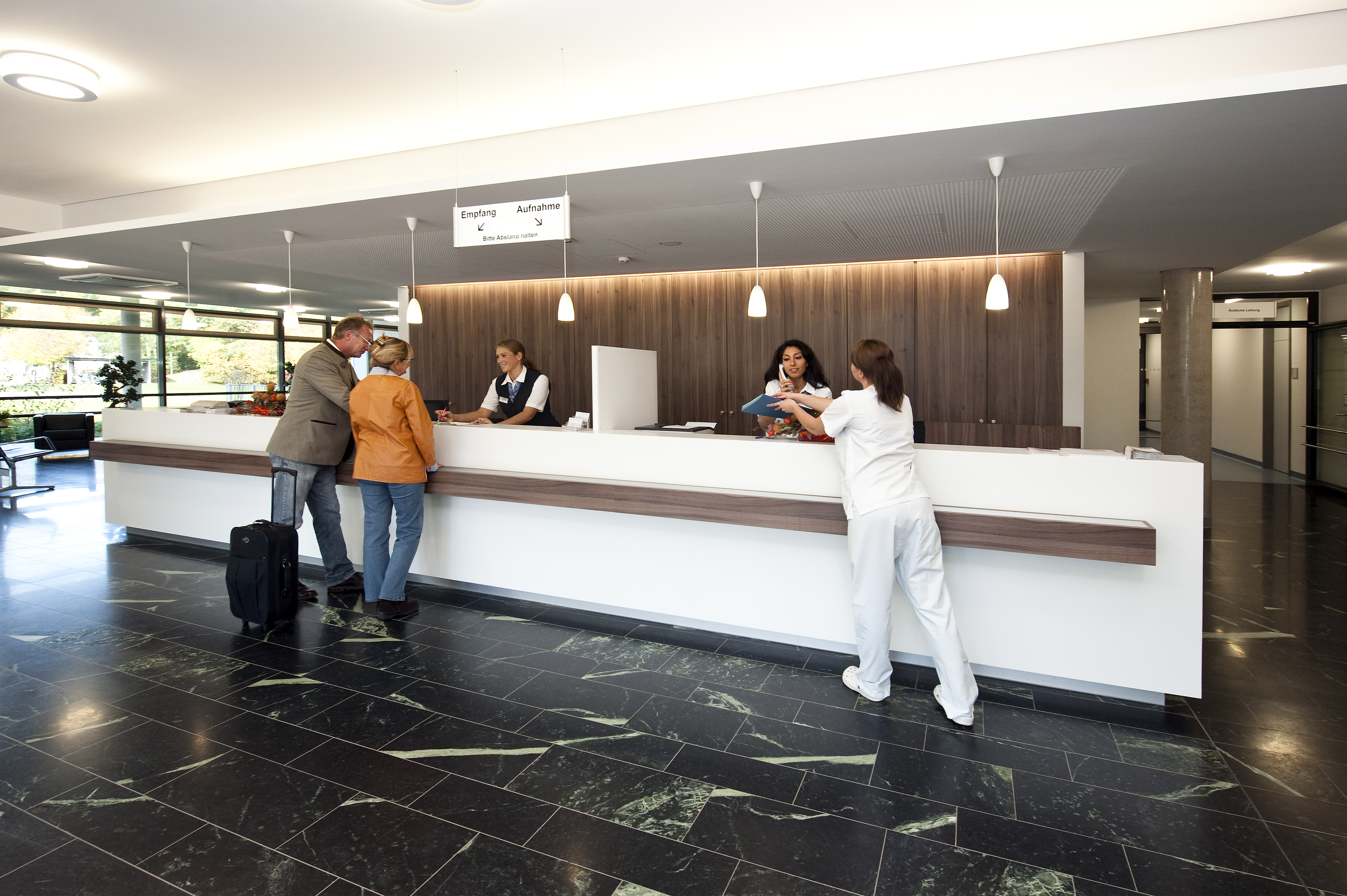 Lange Theke im Empfangsbereich des Herz-Gefäß-Zentrums