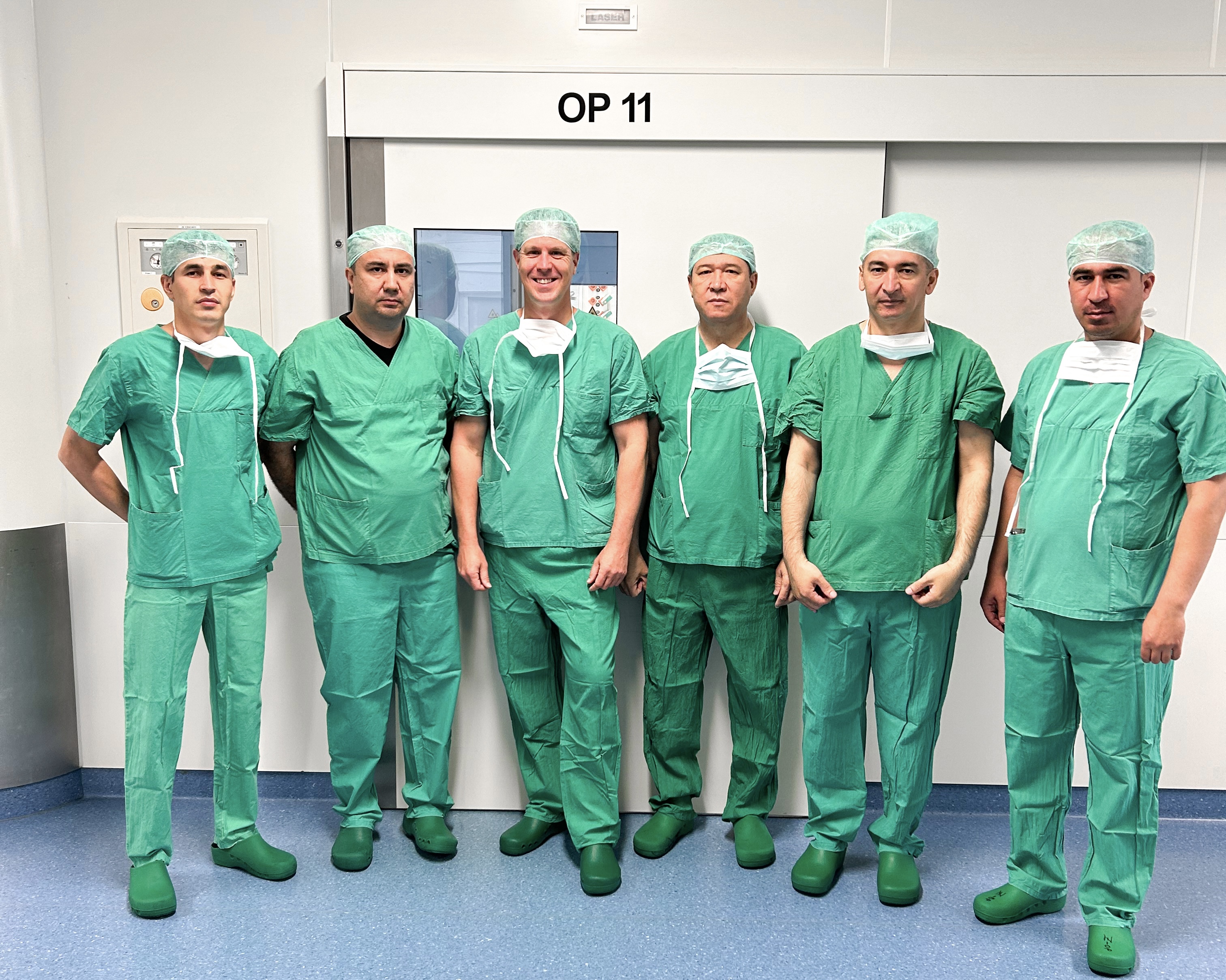 Gruppenbild mit Prof. Diener (Chefarzt) und den Gästen aus Turkmenistan.